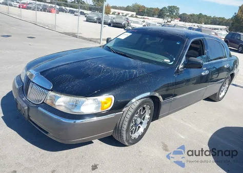 1999 Lincoln Town Car Signature z USA, uszkodzony, nr VIN 1LNHM82W7XY703870